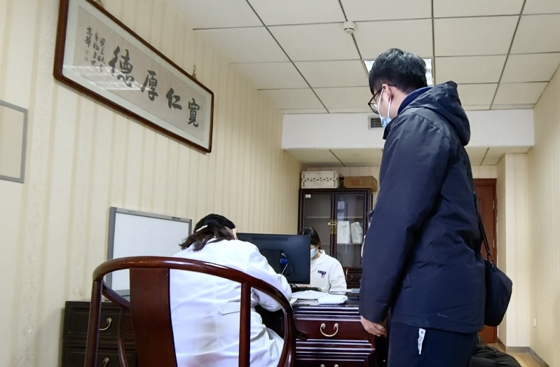 陪診師大飛陪同來京就診的患者在醫(yī)院?jiǎn)栐\。人民網(wǎng)記者 任妍攝
