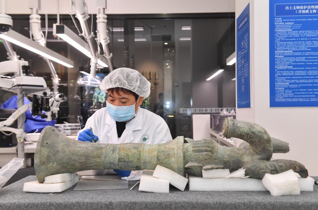 在三星堆博物館文物保護(hù)與修復(fù)館內(nèi)，工作人員在對(duì)文物進(jìn)行清理。新華社記者劉坤 攝