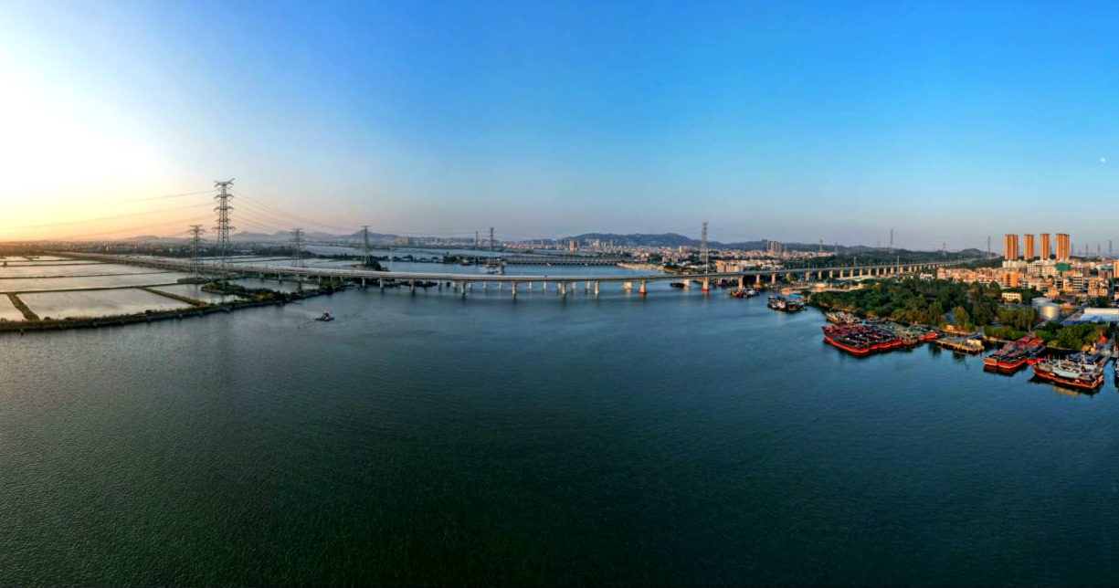 汕汕鐵路練特江大橋。國鐵集團供圖