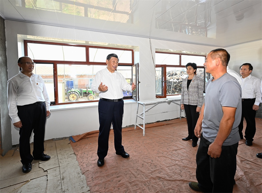 2023年9月7日，在遭受洪澇災(zāi)害的黑龍江尚志市老街基鄉(xiāng)龍王廟村，習(xí)近平總書記走進(jìn)村民楊春貴家中，察看受損房屋修繕情況。