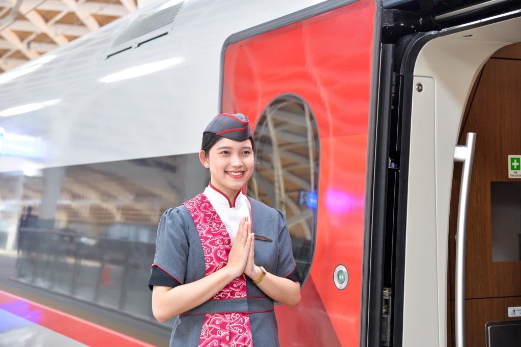 12月12日，乘務(wù)人員在印度尼西亞雅加達(dá)的哈利姆車站站臺歡迎乘坐雅萬高鐵的乘客。新華社記者徐欽攝