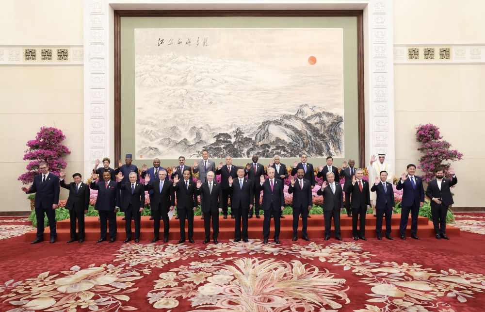 10月18日上午，國家主席習近平在北京人民大會堂出席第三屆“一帶一路”國際合作高峰論壇開幕式并發(fā)表題為《建設開放包容、互聯互通、共同發(fā)展的世界》的主旨演講。這是會前，習近平同出席高峰論壇的外國國家元首、政府首腦和國際組織負責人等國際貴賓集體合影。新華社記者 黃敬文 攝