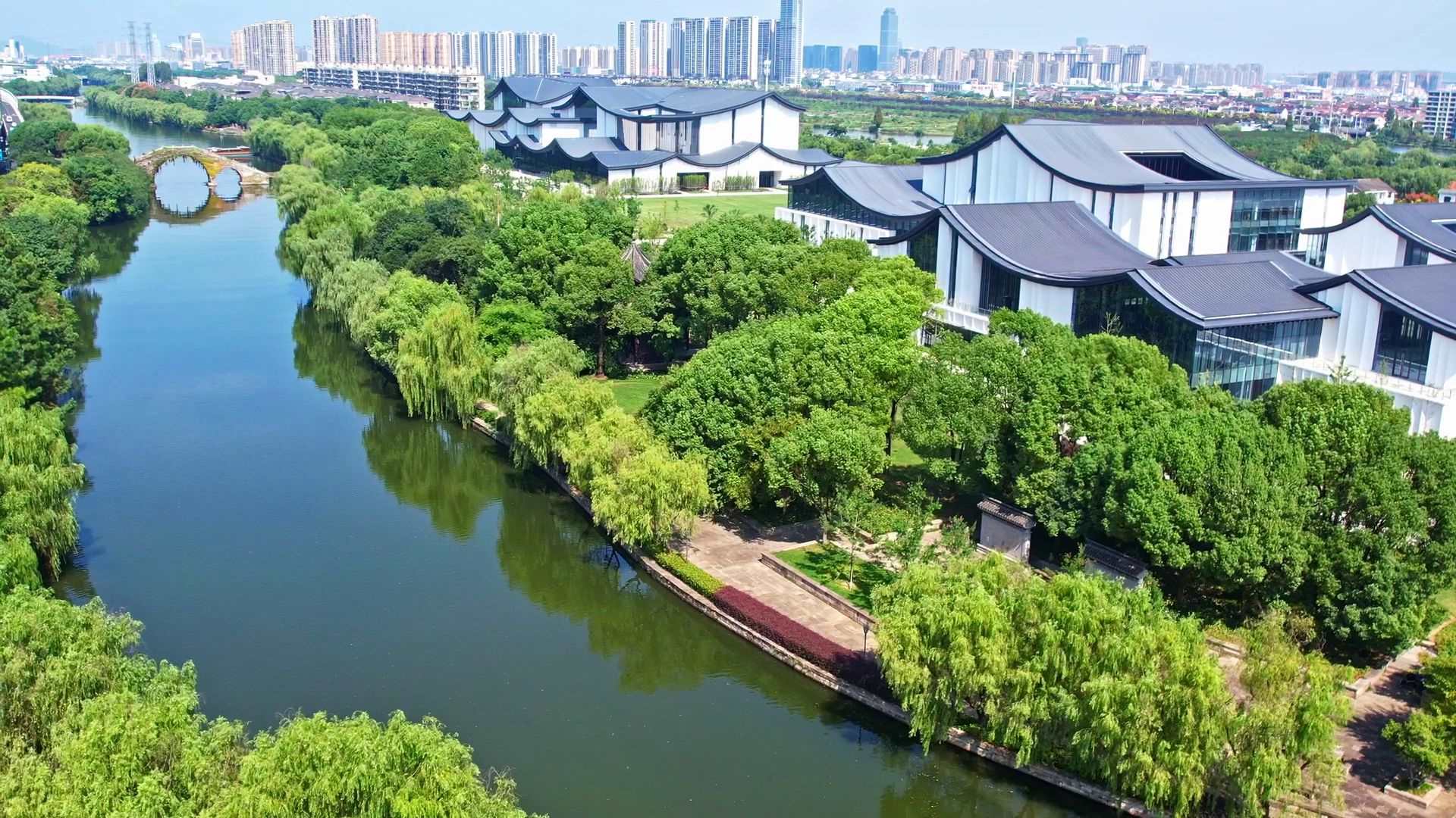 △浙東運河。今年9月20日，習近平總書記來到浙東運河文化園考察，強調“大運河文化是中國優(yōu)秀傳統(tǒng)文化的重要組成部分，要在保護、傳承、利用上下功夫，讓古老大運河煥發(fā)時代新風貌”。