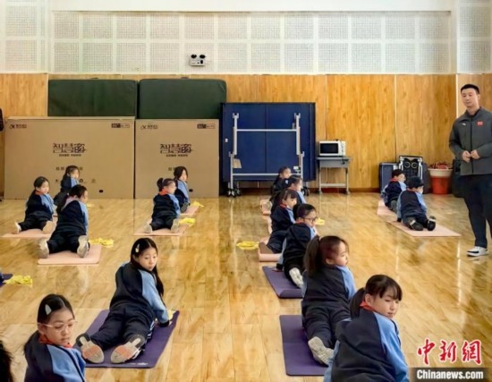 逸陽文思學校學生正在進行運動恢復矯正訓練。<a target='_blank' href='/' ><p align=