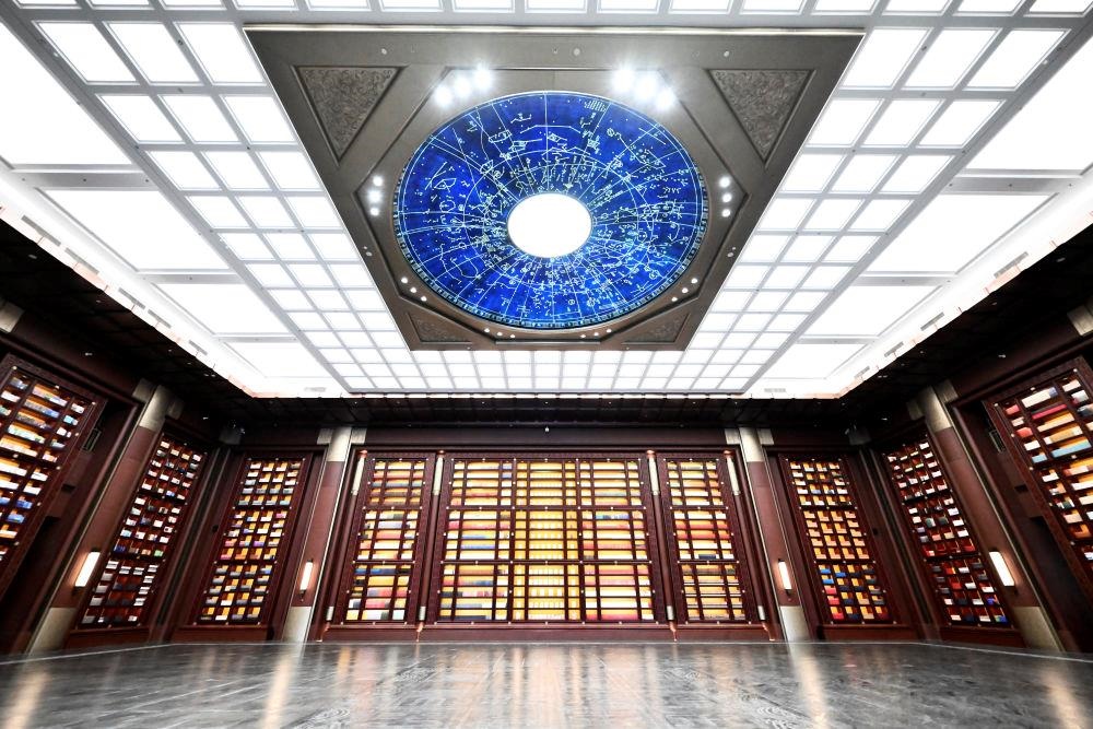 △中國國家版本館中央總館“文瀚閣”內景。星空穹頂上是一幅宋代石刻天文圖，傳遞著“文瀚閣”的寓意：中華文明如星空般浩瀚璀璨。