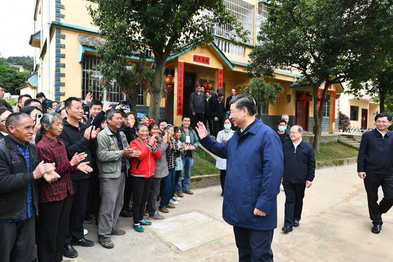 2021年4月25日，習(xí)近平總書記在廣西桂林市全州縣才灣鎮(zhèn)毛竹山村考察時，同鄉(xiāng)親們親切交流。新華社記者 謝環(huán)馳 攝
