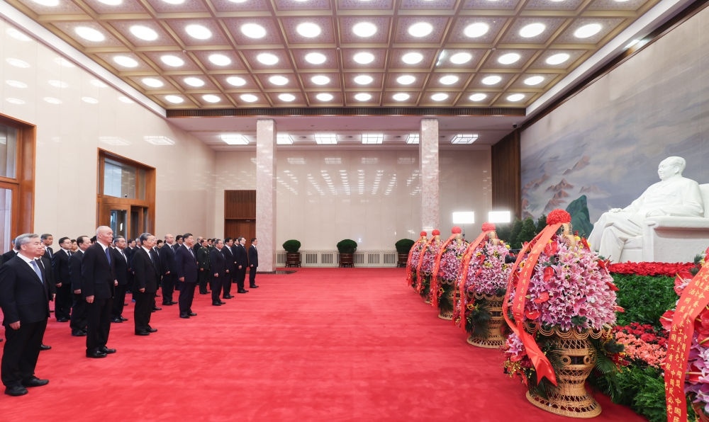 12月26日，中共中央在北京人民大會(huì)堂舉行紀(jì)念毛澤東同志誕辰130周年座談會(huì)。座談會(huì)前，習(xí)近平、李強(qiáng)、趙樂際、王滬寧、蔡奇、丁薛祥、李希、韓正等領(lǐng)導(dǎo)同志來到毛主席紀(jì)念堂瞻仰毛澤東同志遺容。