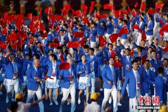資料圖：9月23日，杭州第19屆亞運(yùn)會開幕式舉行。中國代表團(tuán)身著星辰藍(lán)禮服驚艷亮相。<a target='_blank' href='/'><p align=