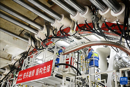 12月30日，中鐵十四局技術人員在盾構掘進開始前檢查“海天號”盾構機。新華社記者 李紫恒 攝