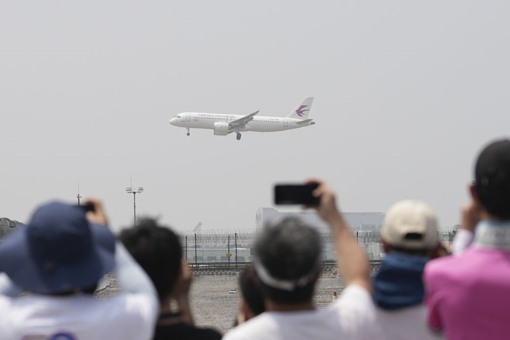 2023年5月28日，C919首個商業(yè)航班東航MU9191飛抵北京首都國際機場。新華社記者 鞠煥宗 攝