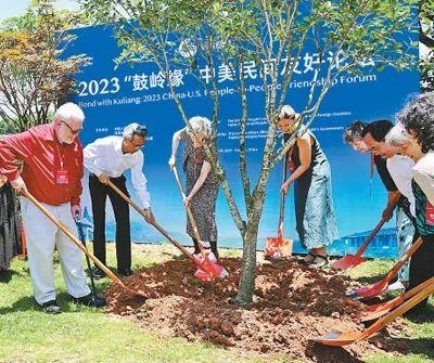 6月，2023“鼓嶺緣”中美民間友好論壇在福建省福州市舉辦。圖為出席“鼓嶺之友”座談會(huì)的中美各界人士在鼓嶺共同植樹(shù)留念。