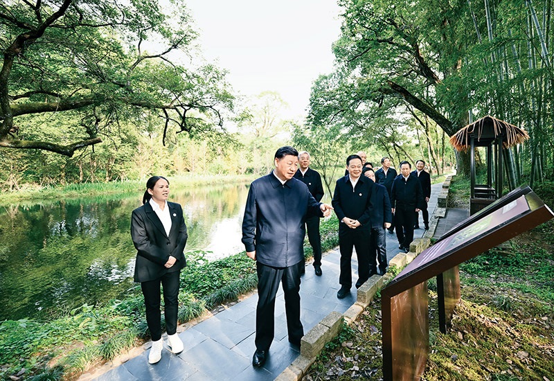 2023年10月10日至13日，中共中央總書記、國家主席、中央軍委主席習近平在江西考察。這是11日下午，習近平在上饒市婺源縣秋口鎮(zhèn)王村石門自然村考察時，了解饒河源國家濕地公園和極度瀕危鳥類藍冠噪鹛保護等情況。 新華社記者 謝環(huán)馳/攝