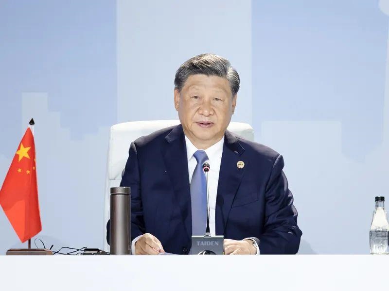 當(dāng)?shù)貢r(shí)間8月24日，習(xí)近平主席在南非約翰內(nèi)斯堡出席金磚國(guó)家領(lǐng)導(dǎo)人第十五次會(huì)晤特別記者會(huì)。