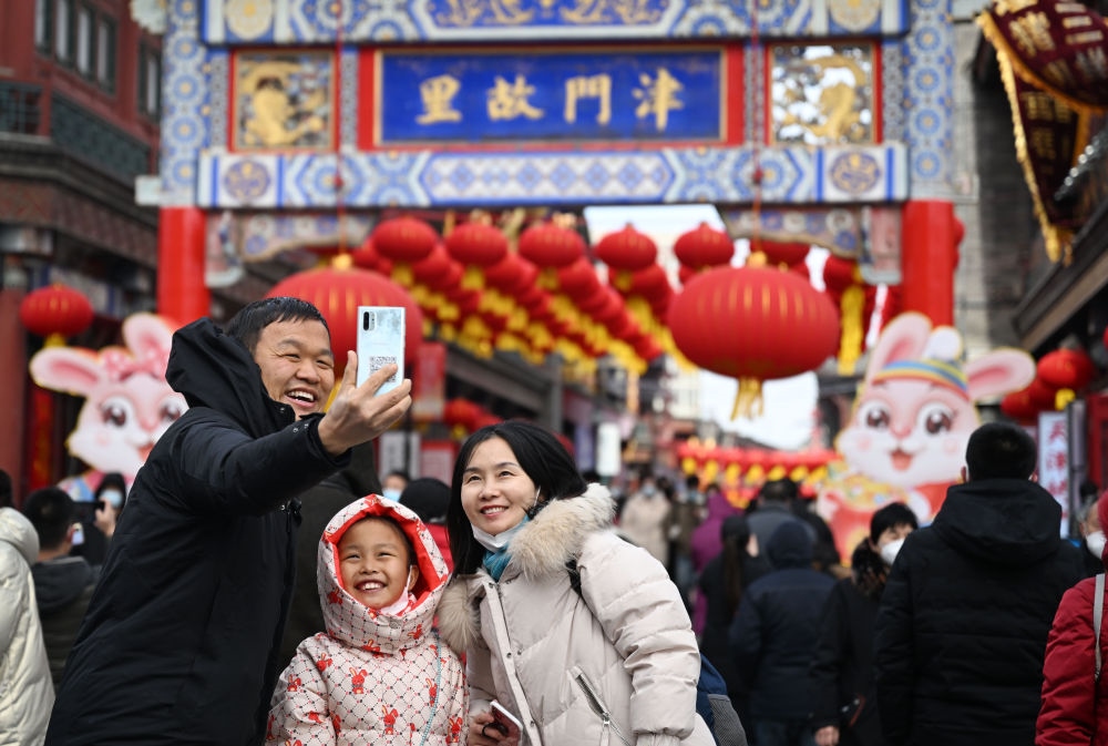 2023年1月26日，農(nóng)歷大年初五，游客在天津古文化街留影。新華社記者 趙子碩 攝