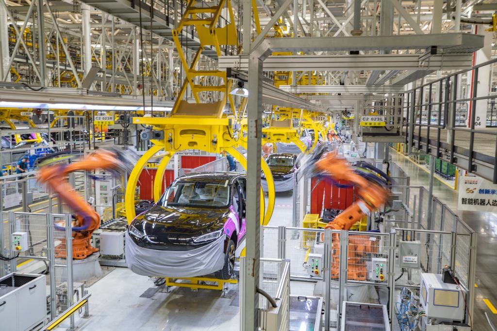 這是2023年8月29日拍攝的賽力斯汽車有限公司兩江智慧工廠作業(yè)現(xiàn)場。新華社記者 黃偉 攝