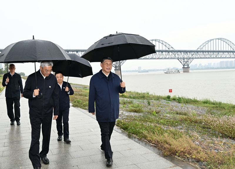 2023年10月10日，習近平在長江國家文化公園九江城區(qū)段考察時，冒雨沿江堤步行察看沿岸風貌。
