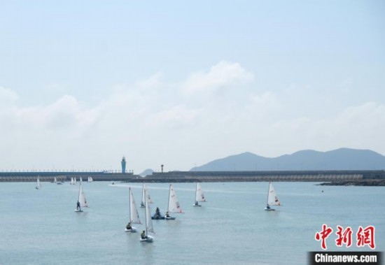 浙江象山，杭州亞運(yùn)會(huì)帆船項(xiàng)目運(yùn)動(dòng)員揚(yáng)帆起航。林波 攝