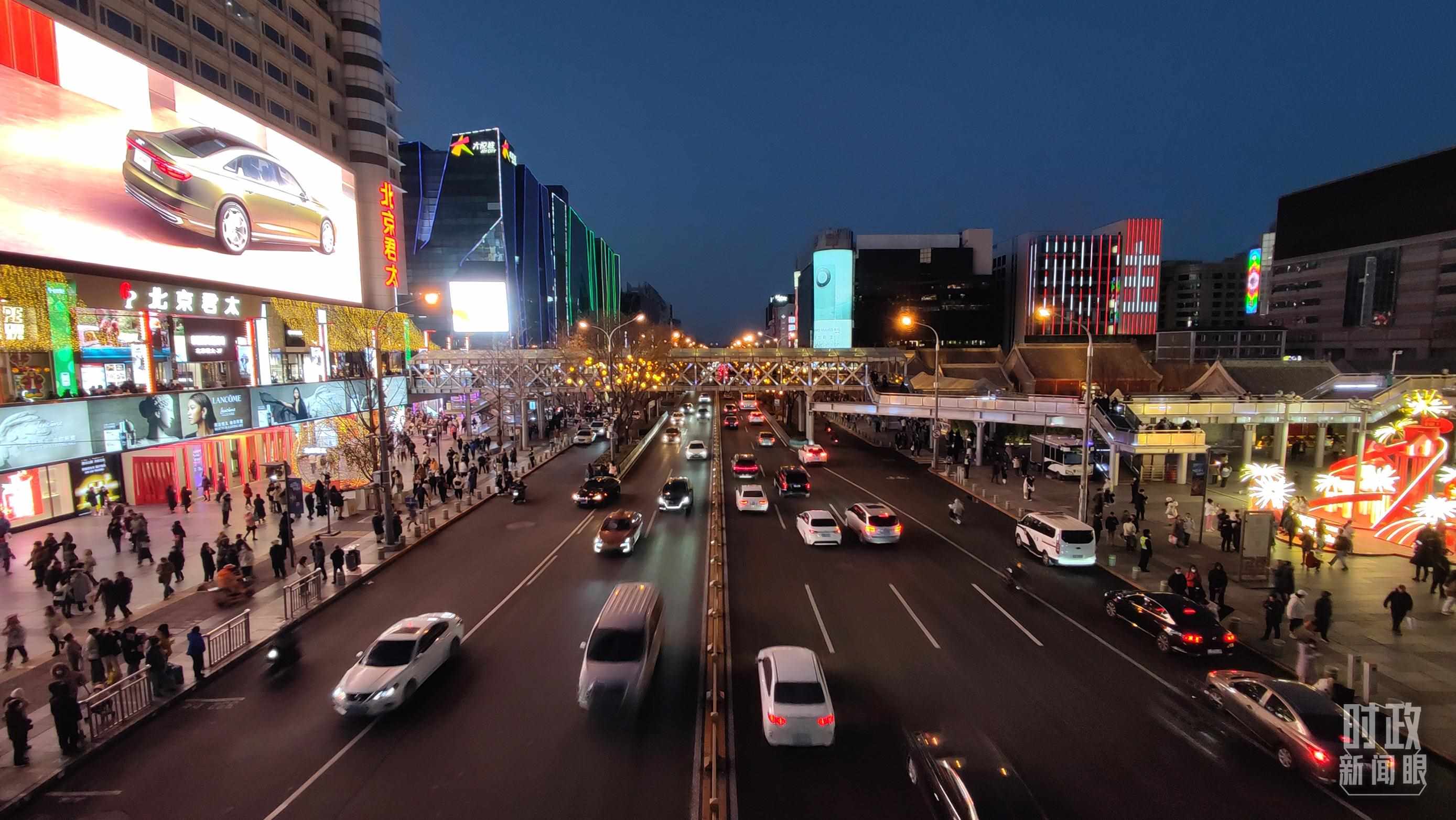 △2023年12月31日，北京西單商業(yè)街區(qū)。（總臺央視記者薛冠南拍攝）
