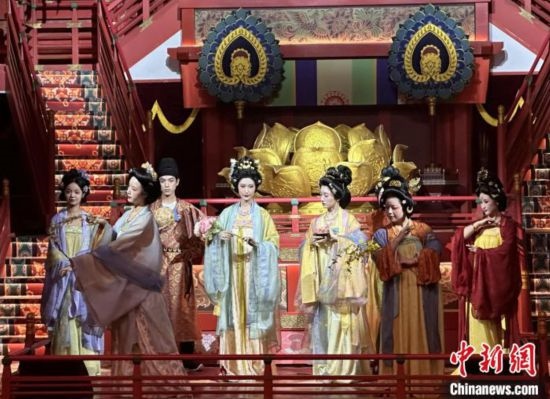 2023年12月31日晚間，在長(zhǎng)安十二時(shí)辰主題街區(qū)進(jìn)行的漢服表演。 中新社記者 張一辰 攝