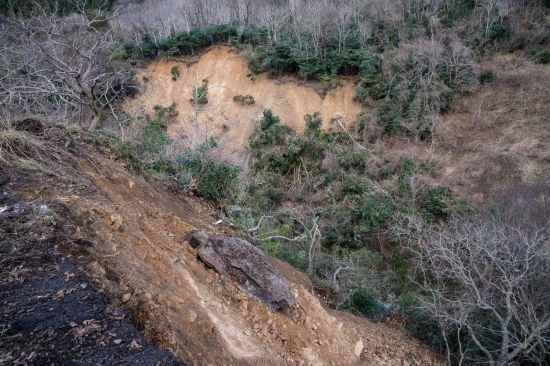  1月2日，在日本石川縣羽咋郡，地震引起山體滑坡。新華社記者張笑宇攝