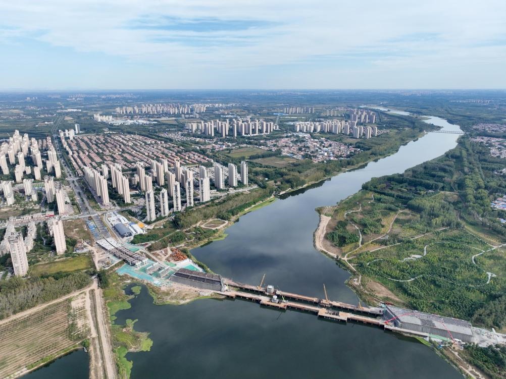 2023年10月拍攝的跨潮白河大橋施工現(xiàn)場(chǎng)。 新華社記者 邢廣利 攝