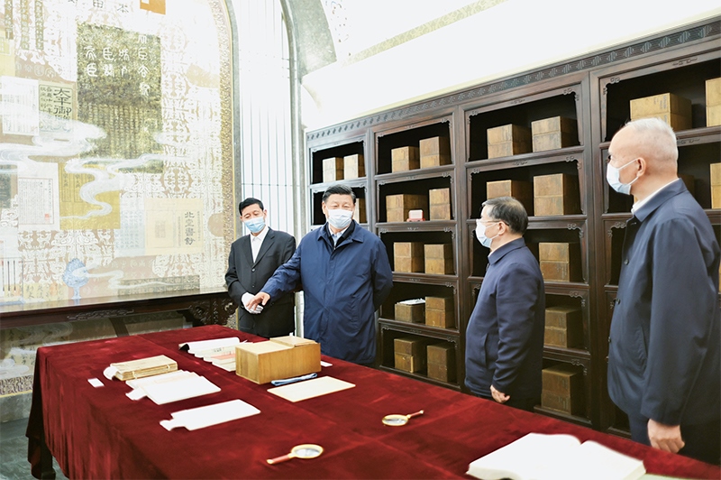 2023年6月1日，習(xí)近平總書記在中國國家版本館考察時，在蘭臺洞庫了解館藏精品版本保存情況。