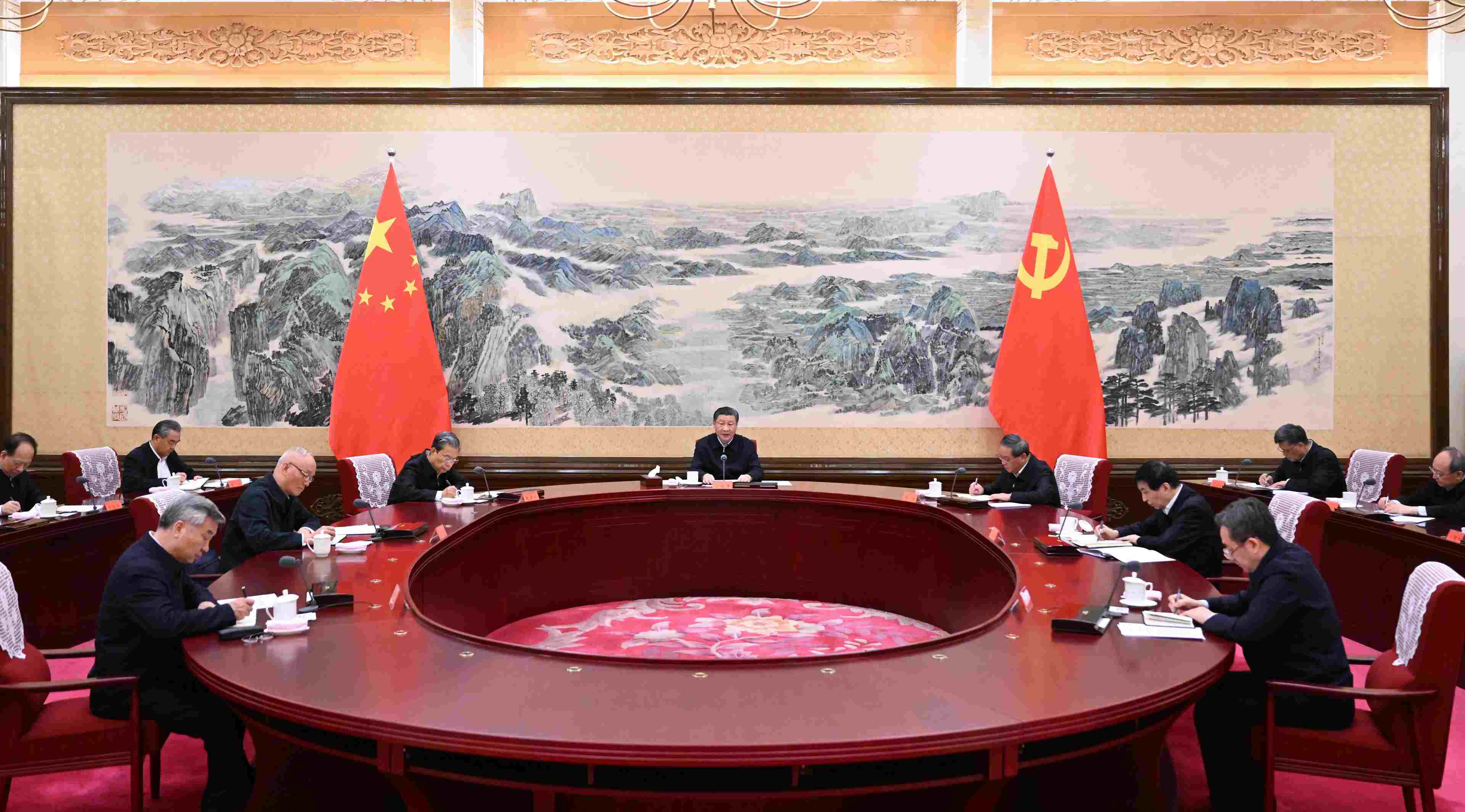 2023年12月21日至22日，中共中央政治局召開學(xué)習(xí)貫徹習(xí)近平新時(shí)代中國(guó)特色社會(huì)主義思想主題教育專題民主生活會(huì)，中共中央總書記習(xí)近平主持會(huì)議并發(fā)表重要講話。