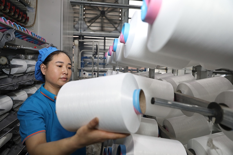 1月2日，江蘇省淮安市洪澤區(qū)一紡織企業(yè)生產(chǎn)車間開工生產(chǎn)，趕制訂單。