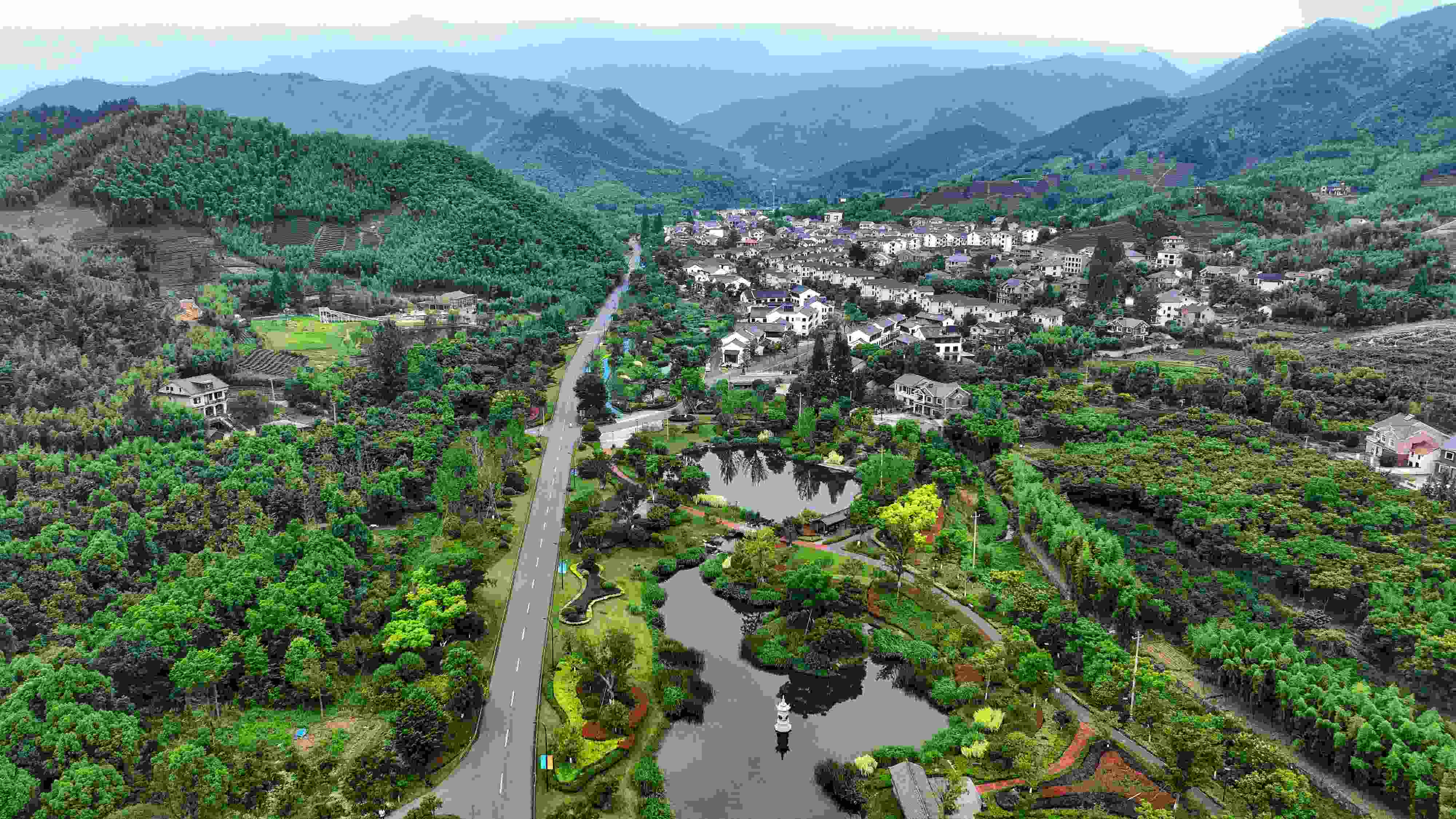 2023年6月6日，杭州余杭區(qū)徑山鎮(zhèn)鄉(xiāng)村，生態(tài)碧水、沿路花海與村莊農(nóng)房相映成趣，構(gòu)成一幅美麗的山水田園畫。