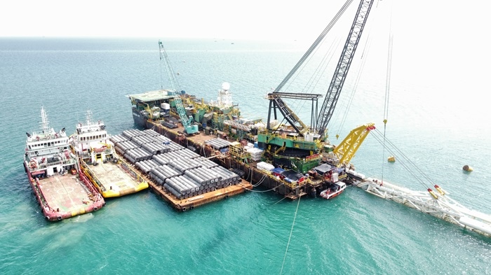 印尼拉維拉維項目52英寸海管拖拉頭準確抵達登陸點。主辦方供圖