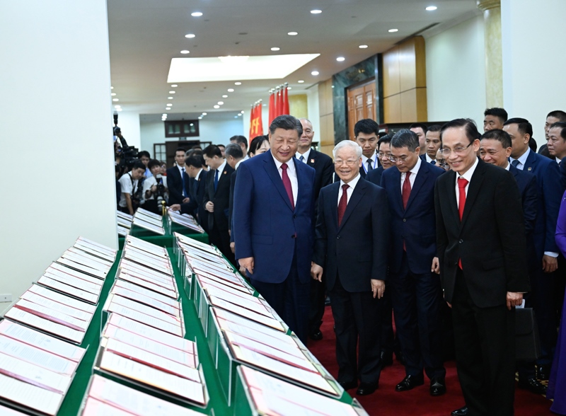 當?shù)貢r間2023年12月12日下午，剛剛抵達河內(nèi)的中共中央總書記、國家主席習近平在越共中央駐地同越共中央總書記阮富仲舉行會談。這是會談后，兩黨總書記共同見證雙方簽署的雙邊合作文件展示。