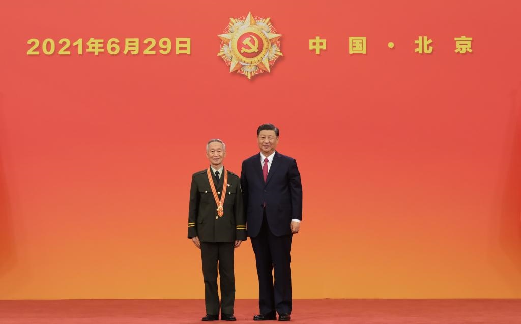 2021年6月29日，習(xí)近平總書記向“七一勛章”獲得者崔道植頒授勛章。新華社記者 李學(xué)仁 攝