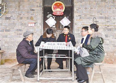  圖②：調(diào)解現(xiàn)場。