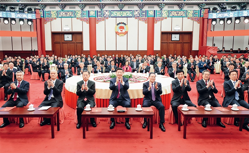 2023年12月29日，全國(guó)政協(xié)在北京舉行新年茶話會(huì)。黨和國(guó)家領(lǐng)導(dǎo)人習(xí)近平、李強(qiáng)、趙樂(lè)際、王滬寧、蔡奇、丁薛祥、李希、韓正出席茶話會(huì)并觀看演出。 新華社記者 鞠鵬/攝