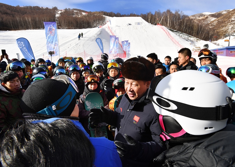 2017年1月23日，習近平總書記在云頂滑雪場同正在集訓的國家滑雪隊運動員及滑雪愛好者親切交談。