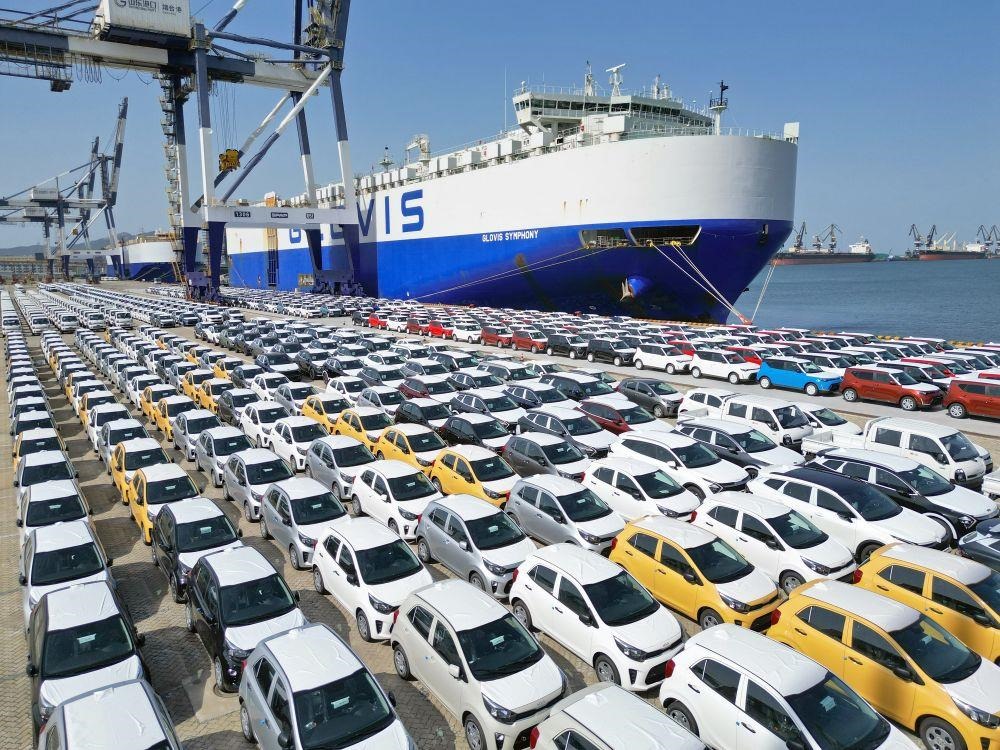△2023年7月5日，大批出口商品車集結(jié)山東煙臺港準(zhǔn)備通過汽車滾裝船發(fā)運(yùn)。