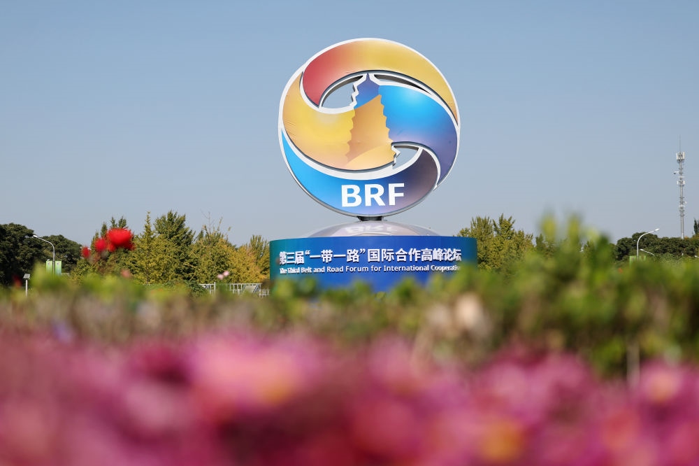 這是在北京市北土城路附近拍攝的“一帶一路”國際合作高峰論壇景觀布置（2023年10月16日攝）。新華社記者 陳斌 攝