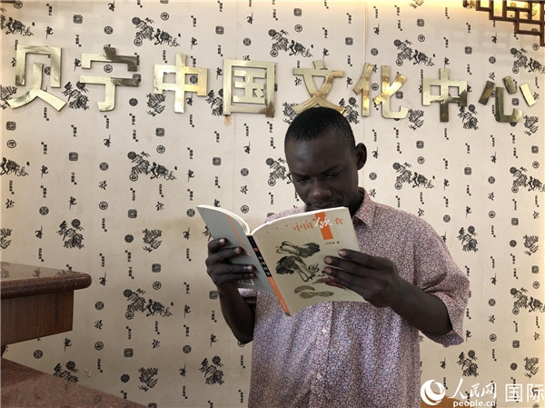 貝寧人在文化中心閱讀中國圖書。人民網(wǎng)記者 黃培昭攝