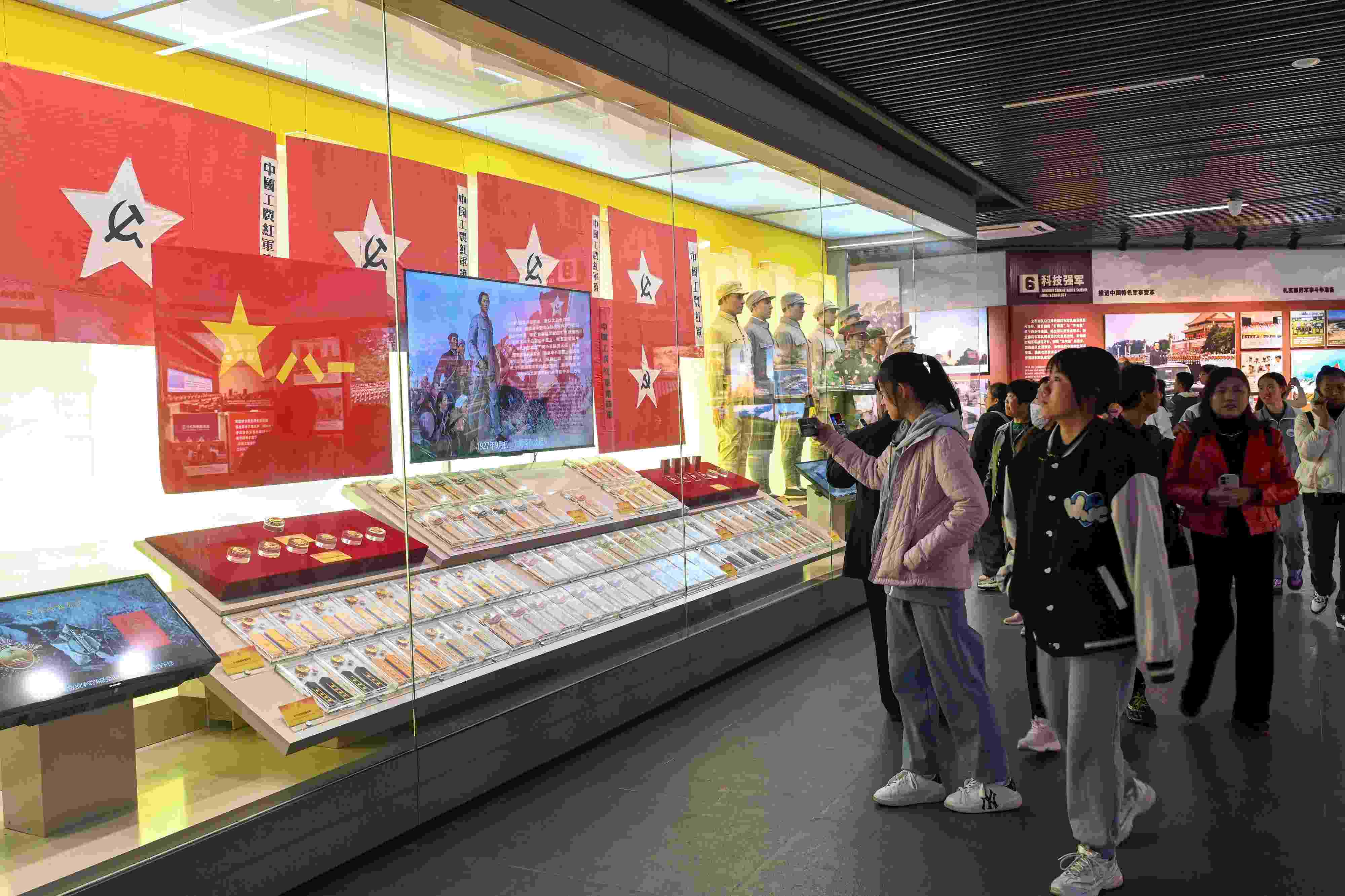 2023年11月15日，游客游覽參觀南昌八一起義紀(jì)念館，感受體驗(yàn)紅色文化的教育。