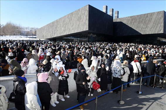 2024年1月15日，哈爾濱，侵華日軍第七三一部隊(duì)罪證陳列館門口排隊(duì)的游客整齊有序。