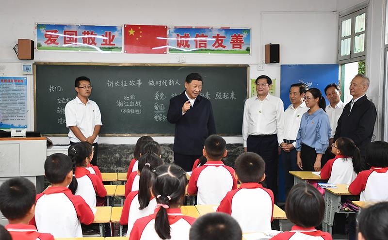 △2020年9月16日，習近平總書記在湖南郴州市汝城縣文明瑤族鄉(xiāng)第一片小學，同正在上思政課的同學們親切交流。