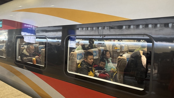 旅客乘坐高鐵列車。中國鐵路北京局供圖