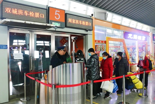 哈西公路客運(yùn)站內(nèi)旅客檢票排隊(duì)上車(chē)。黑龍江省交通運(yùn)輸廳供圖
