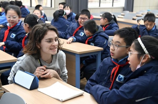  2023年12月18日，在西安新城區(qū)后宰門小學(xué)進(jìn)行的中法校園文化周法語語言沙龍上，西安法語聯(lián)盟的老師與學(xué)生進(jìn)行互動。新華社記者 劉瀟 攝