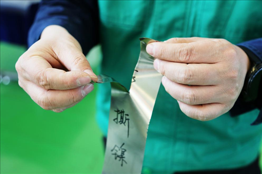 0.05毫米“手撕鎳”。 李羊攝