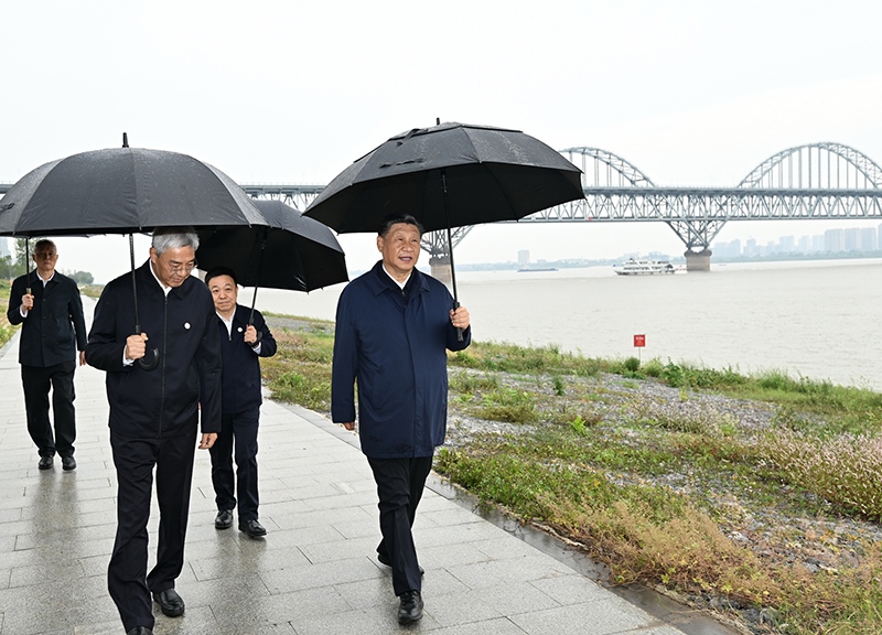 2023年10月10日，習(xí)近平總書記在江西省九江市長江國家文化公園九江城區(qū)段考察時(shí)，冒雨沿江堤步行察看沿岸風(fēng)貌。