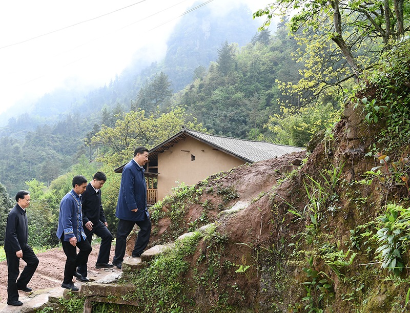 2019年4月15日，在重慶石柱土家族自治縣中益鄉(xiāng)華溪村，習(xí)近平總書記踏著濕滑的石階登上陡坡，前往貧困戶譚登周家看望。