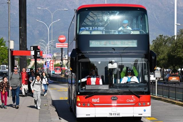 2023年10月31日，一輛由中國制造的新能源公交車行駛在智利首都圣地亞哥的主城區(qū)。新華社記者 辛悅衛(wèi)攝