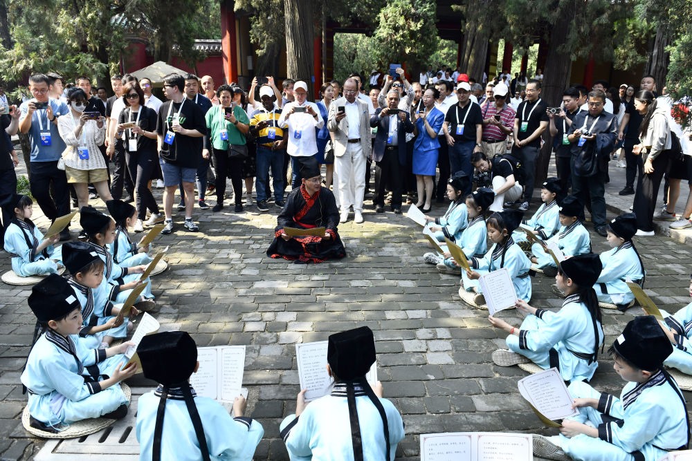 2023年6月27日，在曲阜孔廟，嘉賓和游客在聆聽孩子們誦讀《論語》。