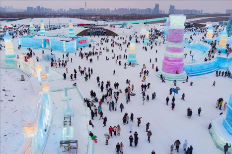 游客在哈爾濱冰雪大世界園區(qū)內(nèi)游玩（無(wú)人機(jī)照片，2024年1月4日攝）。新華社記者 謝劍飛 攝